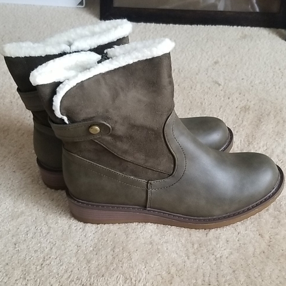 P3 - Olive Street Women's Faux Shearling Lined Bootie - Picture 1 of 8